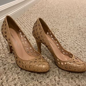 Perfect 👠 condition! Patent beige pumps, barely worn! Adorbs 4 petite 🦶!
